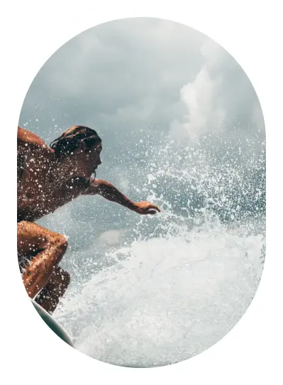 foto de hombre surfeando